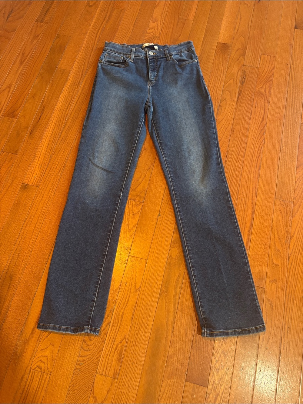 Levi's Women's Straight-Leg Perfectly Slimming Jeans. Size 8